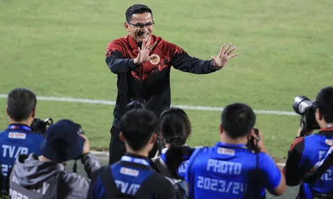 Kiatisak bất ngờ rời CAHN, V-League tiếp tục là lò xay HLV