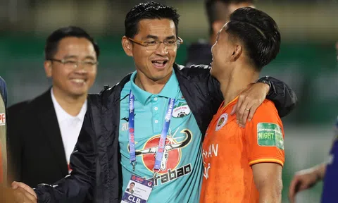 Văn Thanh gửi thông điệp đến HLV Kiatisak