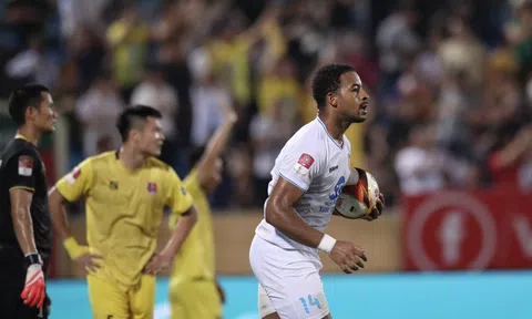 Siêu tiền đạo của Nam Định lập kỷ lục ghi bàn tại V-League