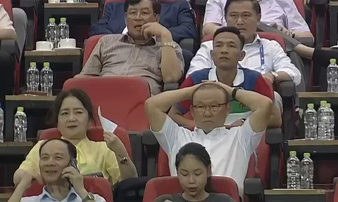 Thầy Park gây sốt ở SVĐ Mỹ Đình, con trai thốt lên 1 điều