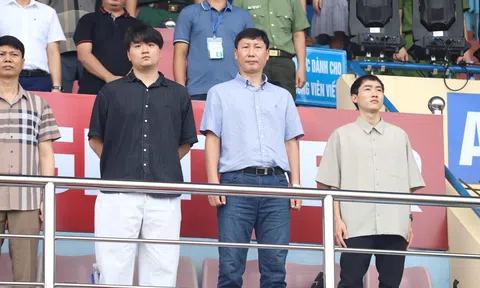 HLV Kim Sang Sik bỏ lỡ khoảnh khắc Nam Định vô địch