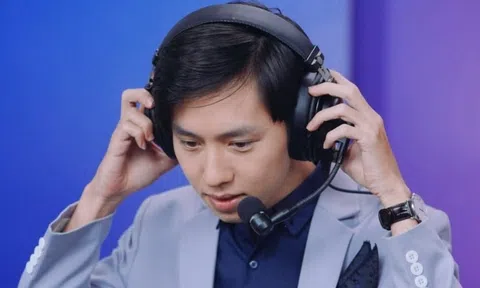 BLV Văn Tùng nhận "cơn mưa gạch đá" từ fan Peanut