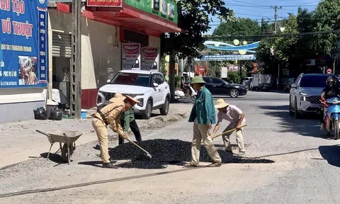 Hình ảnh đẹp: Công an thị xã Nghi Sơn cùng người dân “vá” đường liên xã