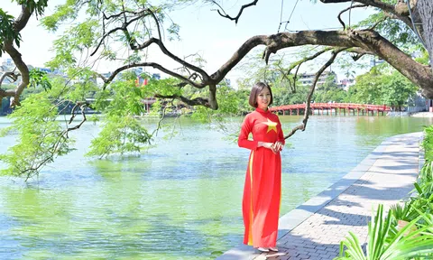 Á hậu Lê Thị Khánh Vân khoe nhan sắc rạng ngời trong tà áo dài truyền thống giữa trời thu Hà Nội