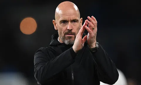 Ten Hag gây gất ngờ với hành động lấy lòng cầu thủ MU