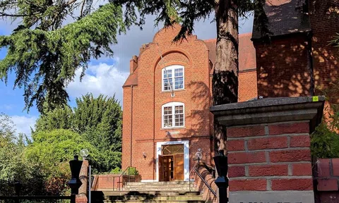 1 trường thuộc ĐH Oxford hủy kế hoạch đổi tên theo nữ tỷ phú Việt Nam