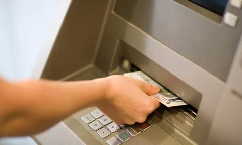 Thực hiện việc tiền rút từ ATM nhưng bị rách, cách xử lý ra sao?
