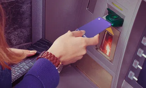 Sau khi rút tiền xong tại cây ATM, 4 lưu ý vàng để tránh gặp phải rủi ro không đáng