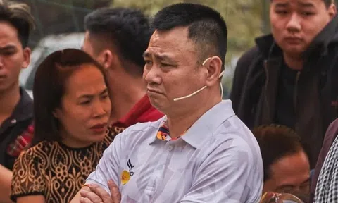 NSND Tự Long nghẹn ngào kể về quá khứ khăn khó khăn, đi làm phụ hồ để kiếm tiền