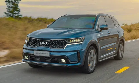 KIA Sorento có giá lăn bánh cực hời: Lần này 'hơn thua' với Santa Fe