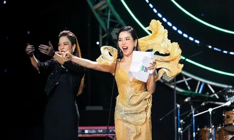 Lệ Quyên gây tranh cãi khi lên đọc giải thưởng tại 'Làn sóng xanh'