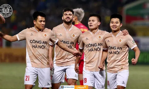 'Người đặc biệt' phản ứng bất ngờ khi Quang Hải lập công