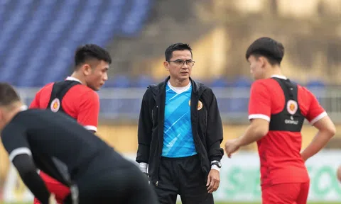 Toàn thắng với CAHN, HLV Kiatisak 2 lần gửi tín hiệu về Thái Lan