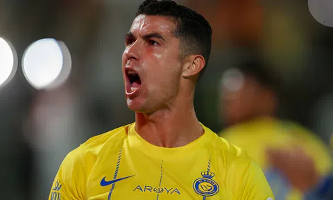 Ronaldo phải 'ngồi chơi xơi nước' 15 phút để nộp đủ 200 triệu đồng tiền phạt