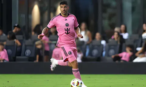 Luis Suarez tái hiện 'cú bắt tay' kinh điển sau 7 năm