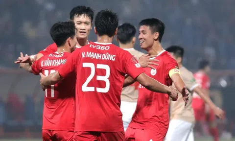 Trò đùa Wikipedia: Thể Công Viettel đá ở Old Trafford