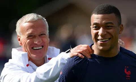 HLV tuyển Pháp phấn khởi vì Mbappe phải ngồi dự bị tại PSG