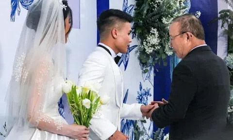 HLV Park Hang Seo có hành động ấm lòng trong ngày vui của Quang Hải