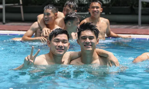 Chấn động với chùm ảnh U23 Việt Nam cực cháy bên hồ bơi, khoe cơ bụng 6 múi đốt mắt fan nữ