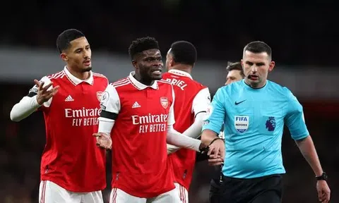 ‘Khắc tinh’ cầm còi khiến Arsenal và Tottenham hoang mang 