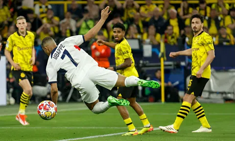 Kylian Mbappe bị xe buýt của PSG bỏ lại sau thất bại tại Cúp C1