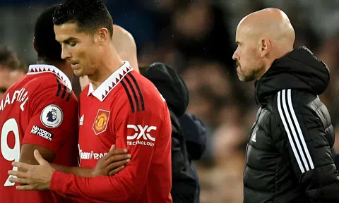 Đối đầu với Ronaldo khiến Ten Hag không còn được tôn trọng ở MU