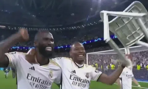 Rudiger tái hiện màn 'nâng cúp' của đồng đội