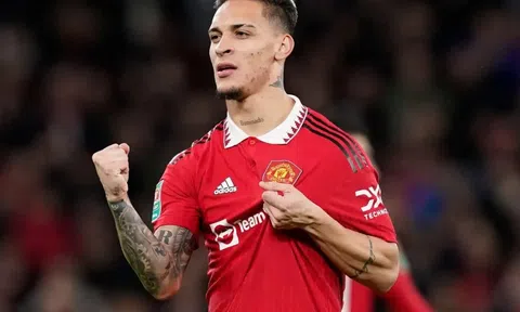 Antony bất ngờ xăm hình chính mình lên lưng