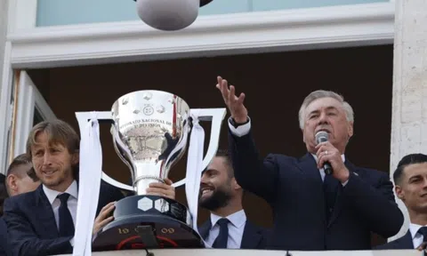 Dàn sao Real Madrid tri ân “cầu thủ thứ 12” trong lễ ăn mừng vô địch La Liga