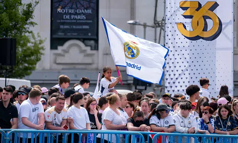 Chùm ảnh Real ăn mừng linh đình tại thủ đô Madrid