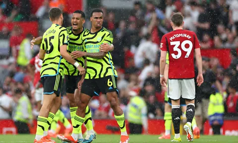 Thua đau Arsenal, MU còn muối mặt vì khoảnh khắc đáng xấu hổ