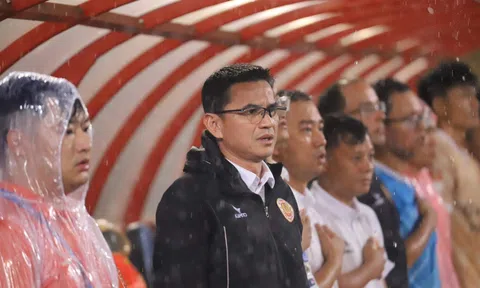 Hậu vệ ĐT Việt Nam có hành động ấm lòng với HLV Kiatisak