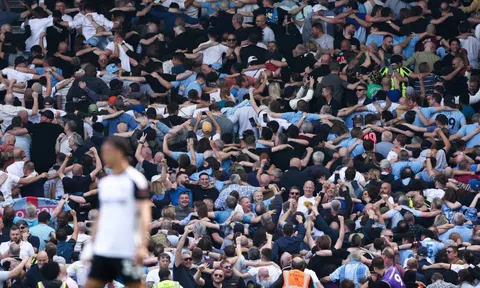 CĐV Tottenham vui mừng như trẩy hội khi thua Man City