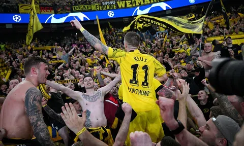 Chia tay hoành tráng, Marco Reus tặng bia cho 80000 CĐV tại Signal Iduna Park