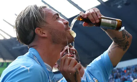 Jack Grealish gây sốt với màn ăn mừng uống bia thương hiệu