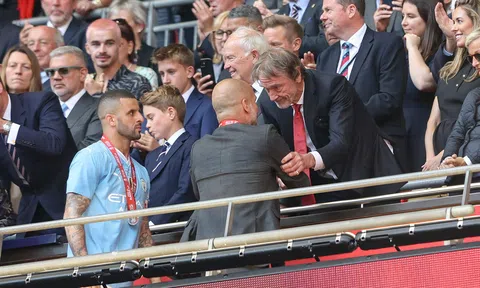 Bị chỉ trích thua MU vì ăn mừng quá đà tại hộp đêm, sao Man City phản ứng