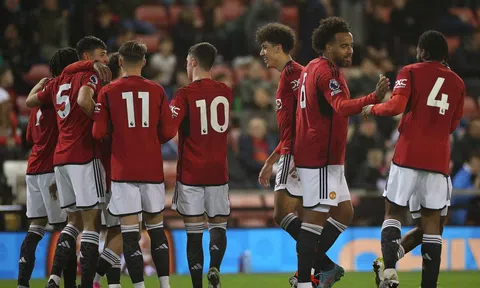 HLV tuyên bố rời MU sau 2 mùa giải gắn bó