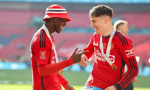 Khiến Man City ôm hận, siêu tiền vệ của MU nhận lời khen đặc biệt