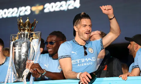 Sự cố hy hữu: Jack Grealish suýt ngã khỏi xe buýt trong lễ diễu hành của Man City