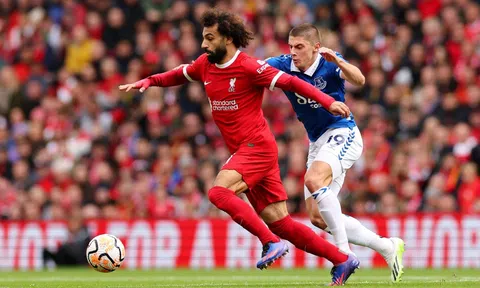 Người cũ MU báo hại, Liverpool thắng derby để lên đỉnh bảng Ngoại hạng Anh