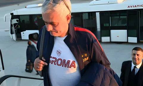 VIDEO: HLV Mourinho nghẹn ngào chia tay CĐV AS Roma
