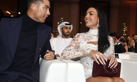 Ronaldo bắn tín hiệu sau khi càn quét giải thưởng Quả bóng vàng Dubai