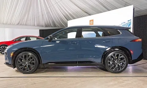 Tin xe trưa 16/11: ‘Kẻ thay thế Toyota Fortuner’ ra mắt, thiết kế tuyệt đẹp lu mờ Hyundai Santa Fe