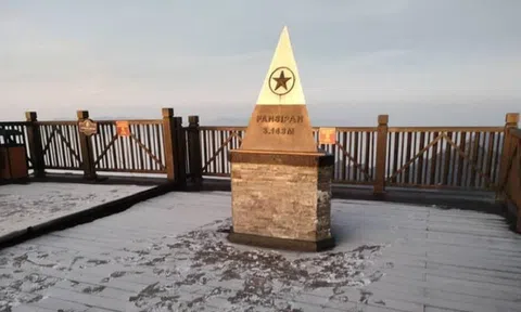 Sương muối phủ kín đỉnh Fansifan