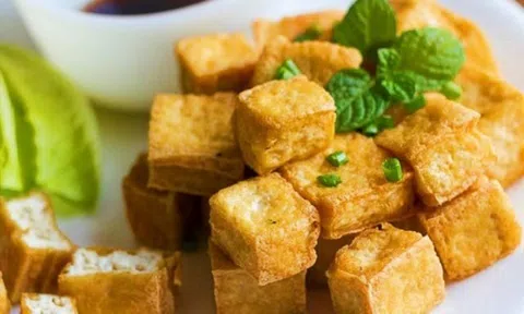 Không phải ai cũng biết mẹo rán đậu vàng ươm, căng phồng mà không dính chảo