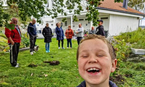 Dùng máy dò kim loại tìm bông tai bị rơi, một gia đình ở Na Uy phát hiện kho báu Viking 1.200 năm tuổi