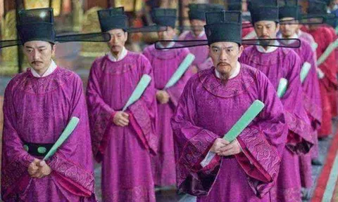 Vì sao quan lại thời xưa lại cởi giày khi vào triều gặp hoàng đế?