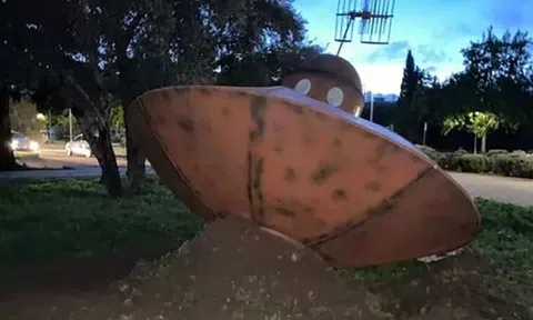 Phát hiện vật thể lạ nghi của người ngoài hành tinh rơi trong khuôn viên trường đại học