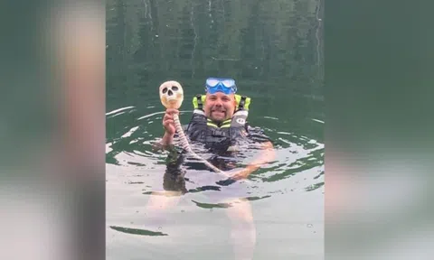 Nhận được cuộc gọi có vật thể lạ dưới nước, cảnh sát lặn xuống tìm mới phát hiện sự thật ngỡ ngàng