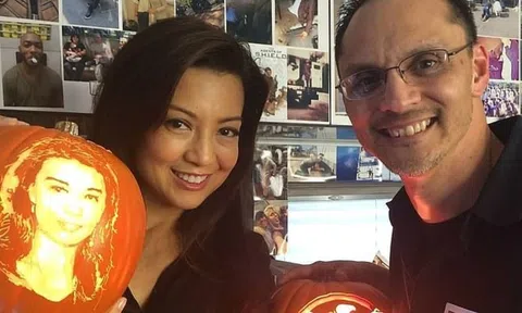 Bỏ công việc môi giới ổn định, người đàn ông kiếm được 1 triệu đô khi làm nghề khắc bí ngô